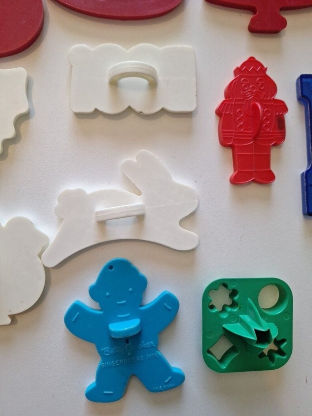 Holiday Cookie Cutter Christmas Halloween Easter Vintage Tupperware 23 Lot - Picture 6 of 12